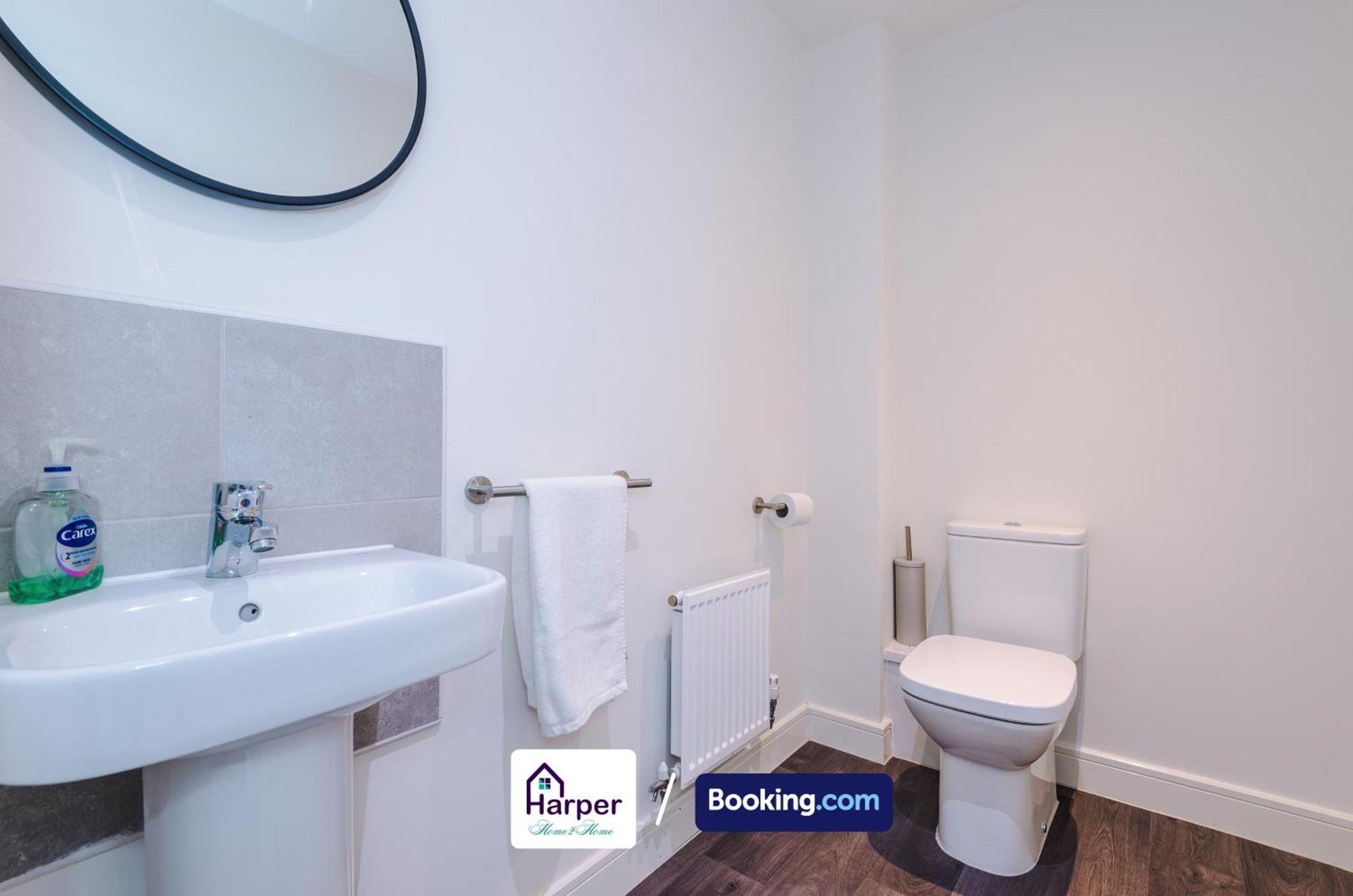Prime Location 3 Storey By Harperletting Short Lets & Serviced Accommodation Chester With Driveway Long Or Short Stays Hough Green Exterior foto