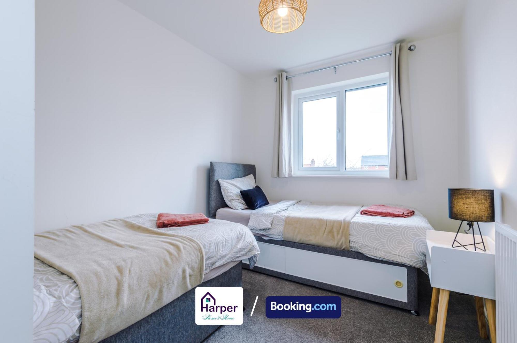 Prime Location 3 Storey By Harperletting Short Lets & Serviced Accommodation Chester With Driveway Long Or Short Stays Hough Green Exterior foto