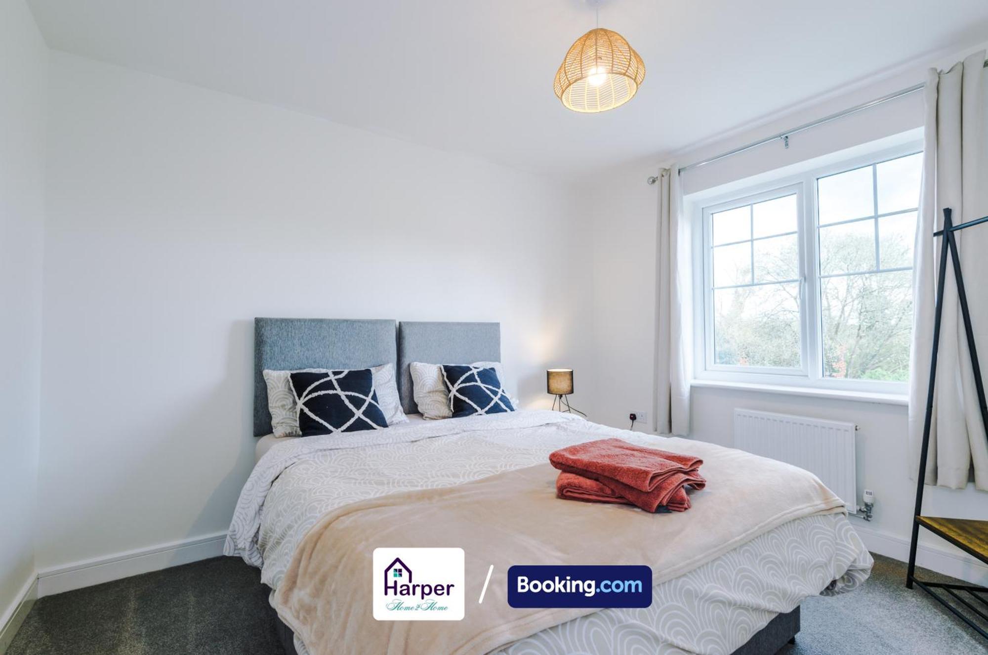 Prime Location 3 Storey By Harperletting Short Lets & Serviced Accommodation Chester With Driveway Long Or Short Stays Hough Green Exterior foto