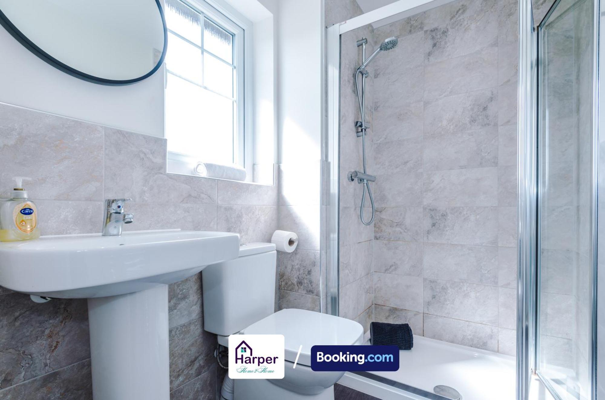 Prime Location 3 Storey By Harperletting Short Lets & Serviced Accommodation Chester With Driveway Long Or Short Stays Hough Green Exterior foto