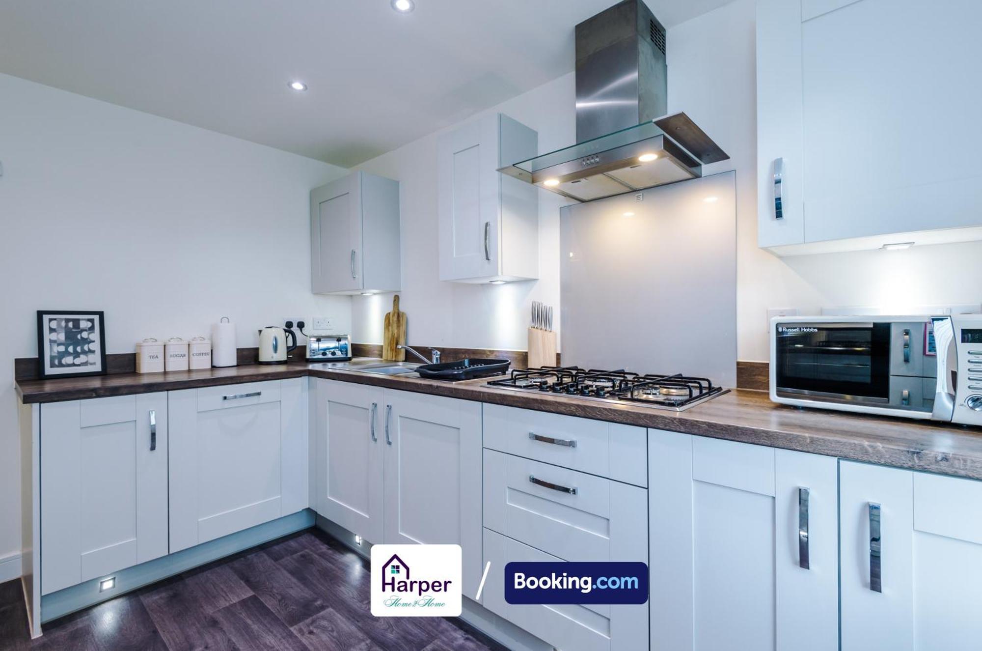 Prime Location 3 Storey By Harperletting Short Lets & Serviced Accommodation Chester With Driveway Long Or Short Stays Hough Green Exterior foto