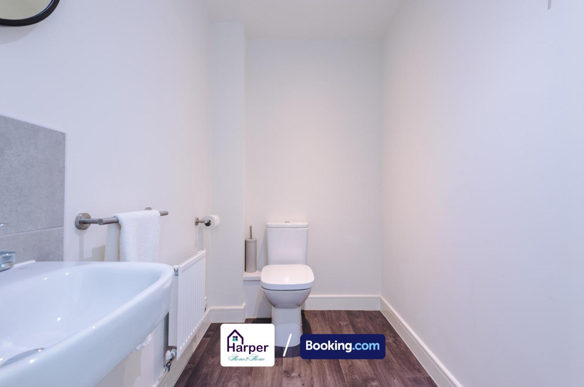 Prime Location 3 Storey By Harperletting Short Lets & Serviced Accommodation Chester With Driveway Long Or Short Stays Hough Green Exterior foto