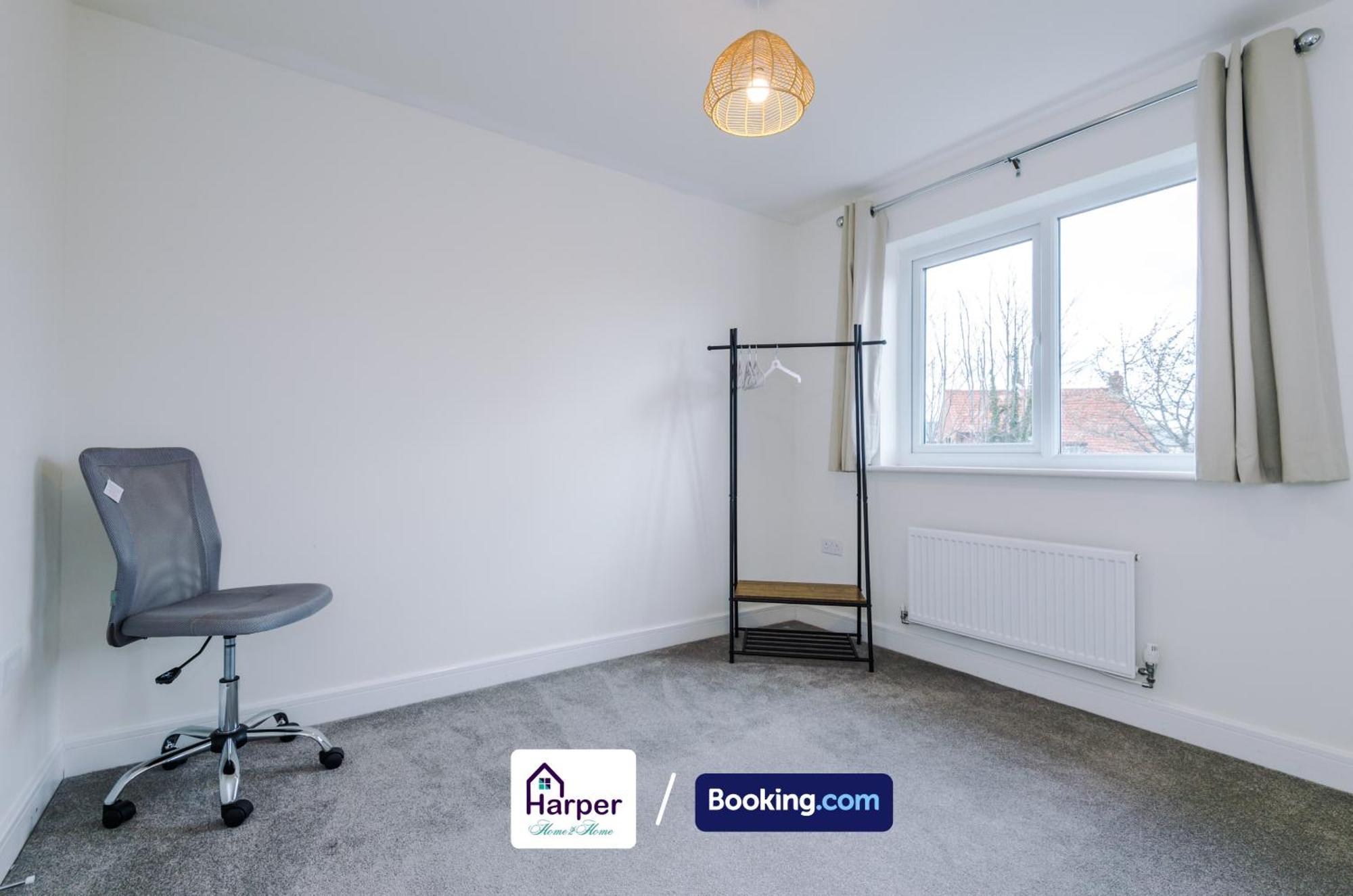 Prime Location 3 Storey By Harperletting Short Lets & Serviced Accommodation Chester With Driveway Long Or Short Stays Hough Green Exterior foto