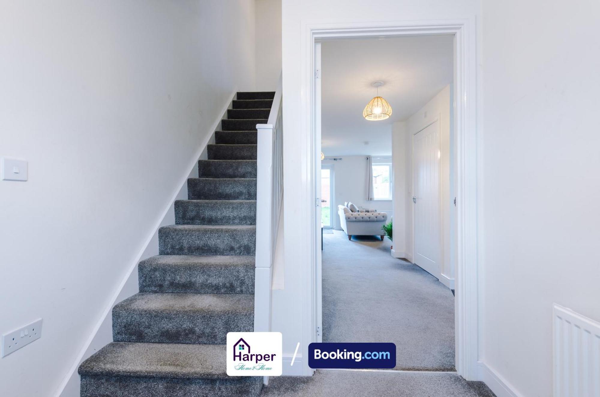 Prime Location 3 Storey By Harperletting Short Lets & Serviced Accommodation Chester With Driveway Long Or Short Stays Hough Green Exterior foto