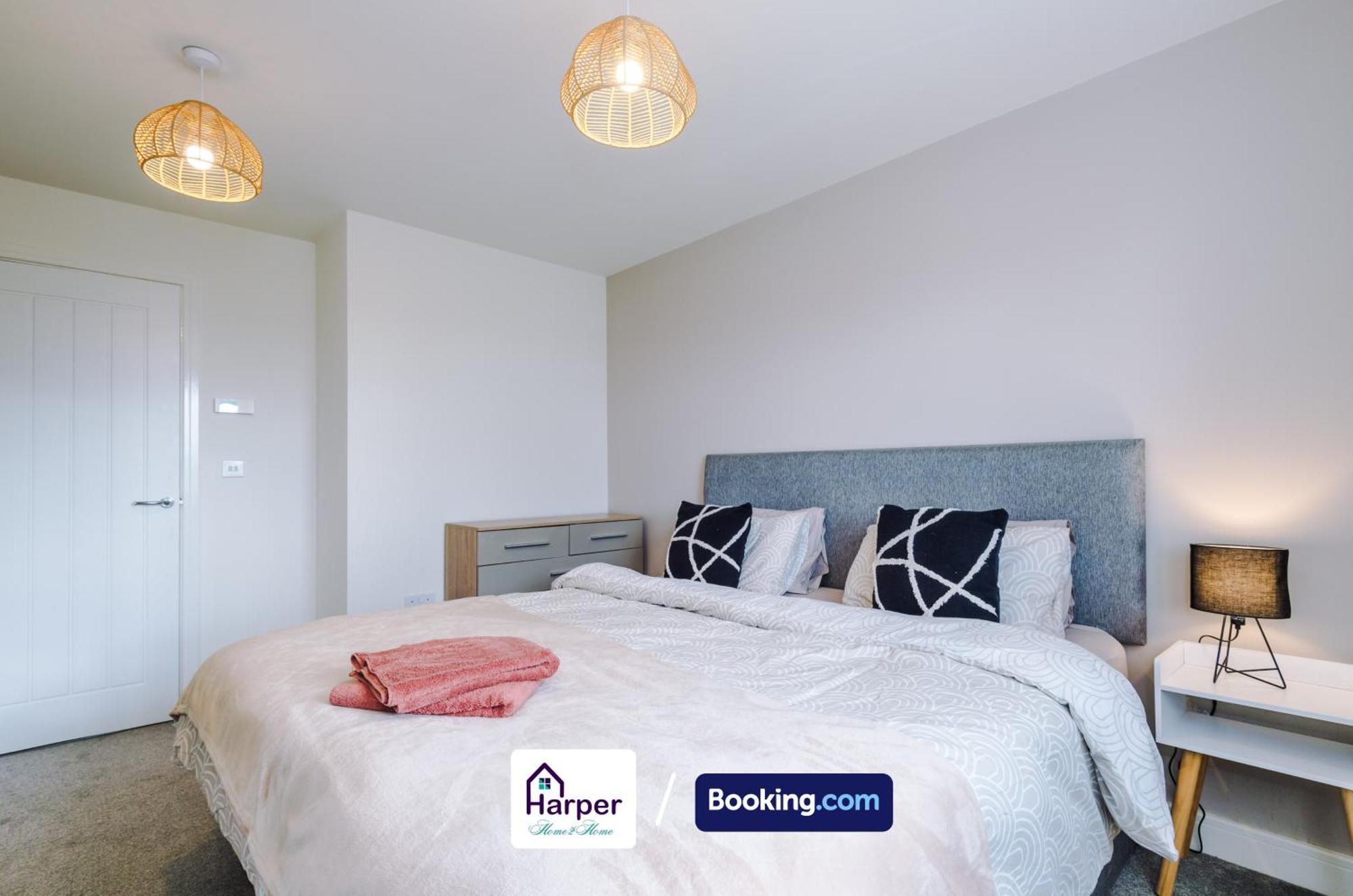 Prime Location 3 Storey By Harperletting Short Lets & Serviced Accommodation Chester With Driveway Long Or Short Stays Hough Green Exterior foto