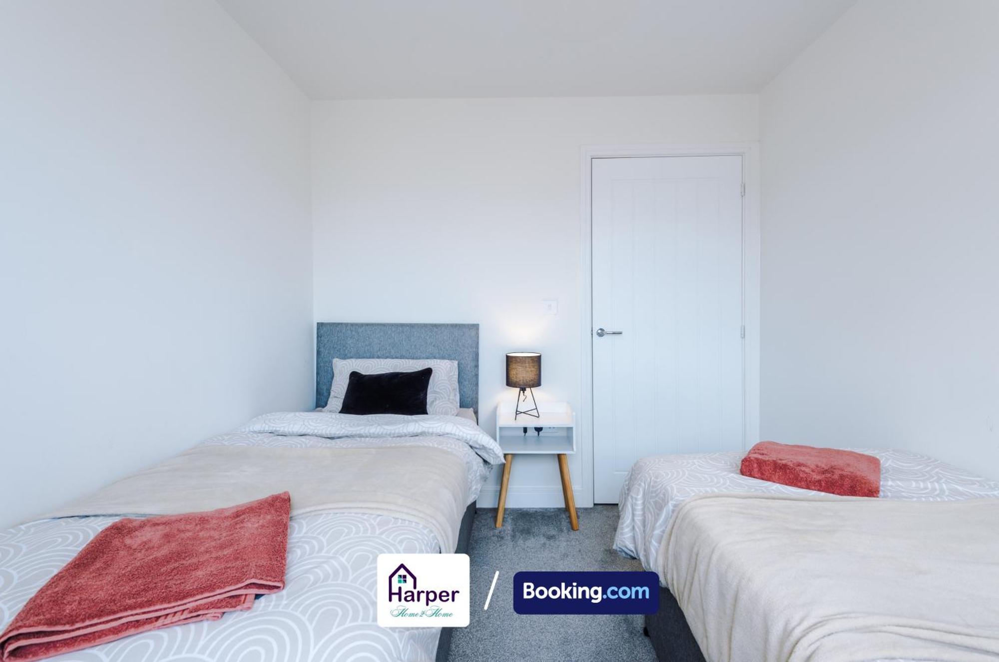 Prime Location 3 Storey By Harperletting Short Lets & Serviced Accommodation Chester With Driveway Long Or Short Stays Hough Green Exterior foto