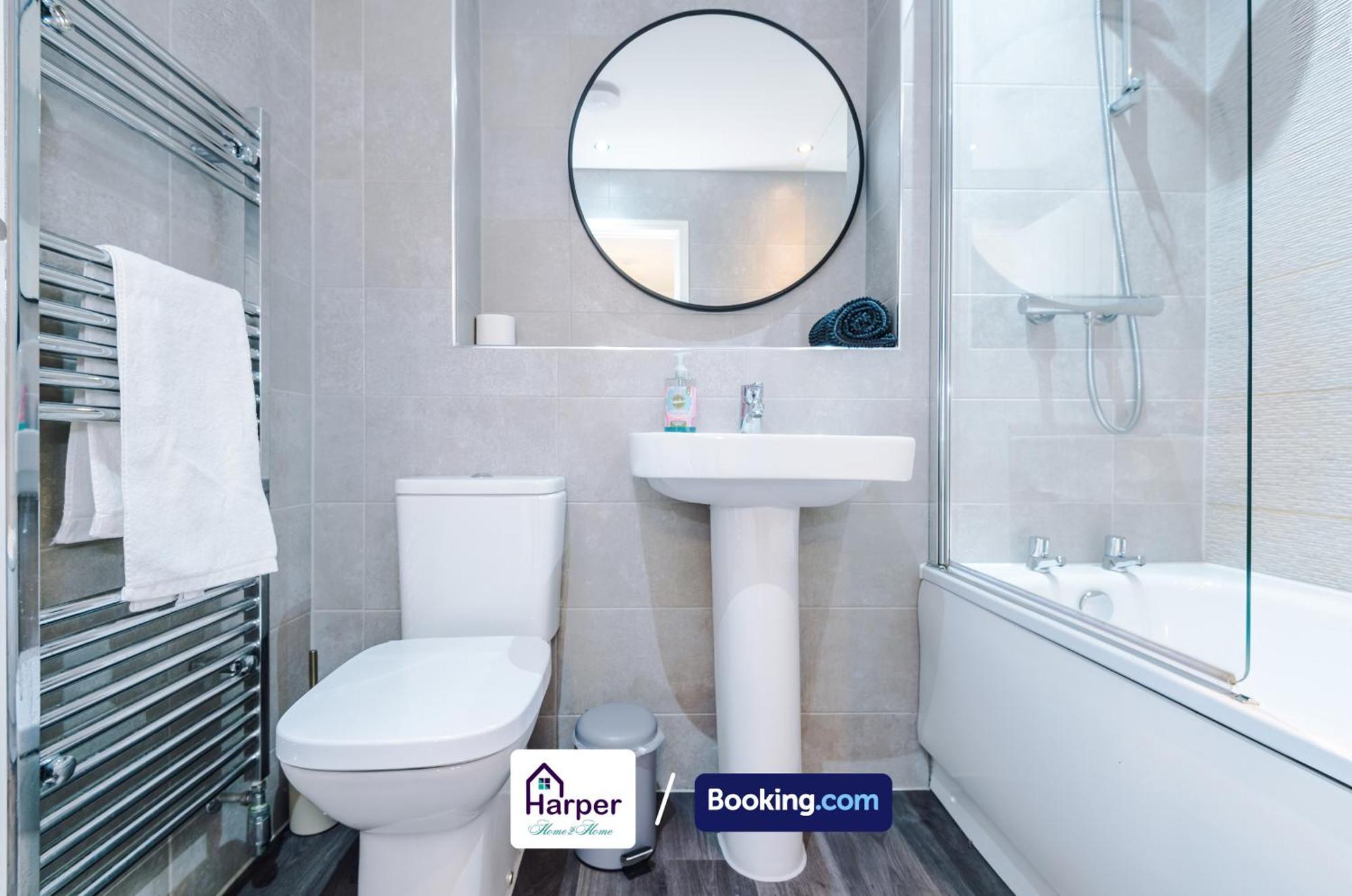 Prime Location 3 Storey By Harperletting Short Lets & Serviced Accommodation Chester With Driveway Long Or Short Stays Hough Green Exterior foto