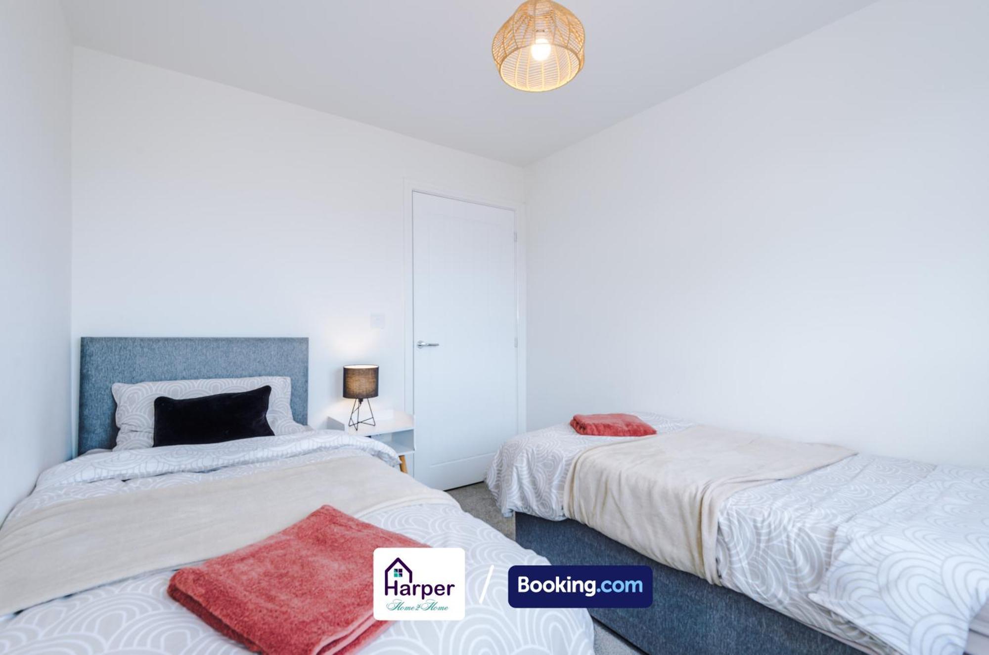 Prime Location 3 Storey By Harperletting Short Lets & Serviced Accommodation Chester With Driveway Long Or Short Stays Hough Green Exterior foto