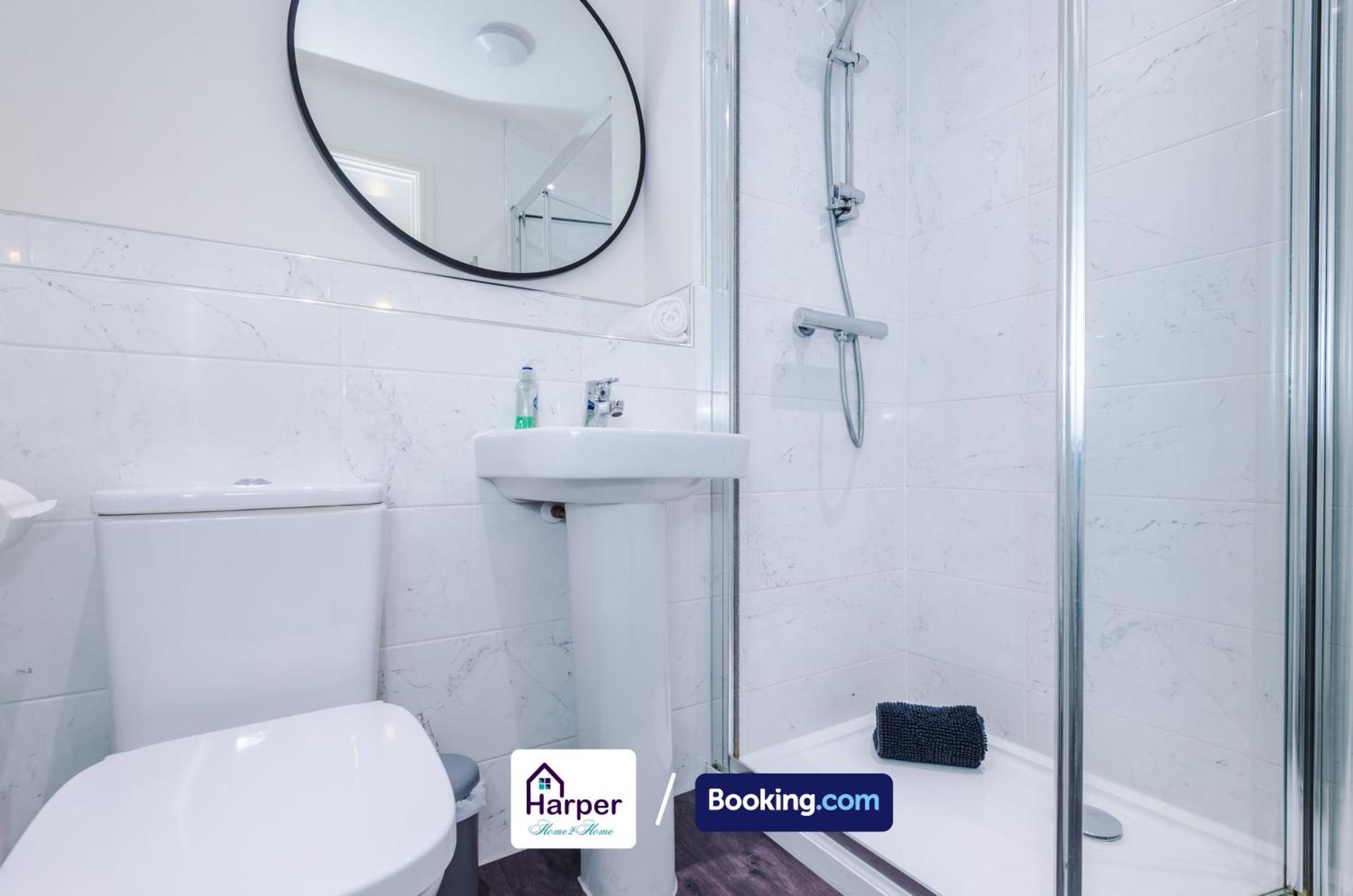 Prime Location 3 Storey By Harperletting Short Lets & Serviced Accommodation Chester With Driveway Long Or Short Stays Hough Green Exterior foto