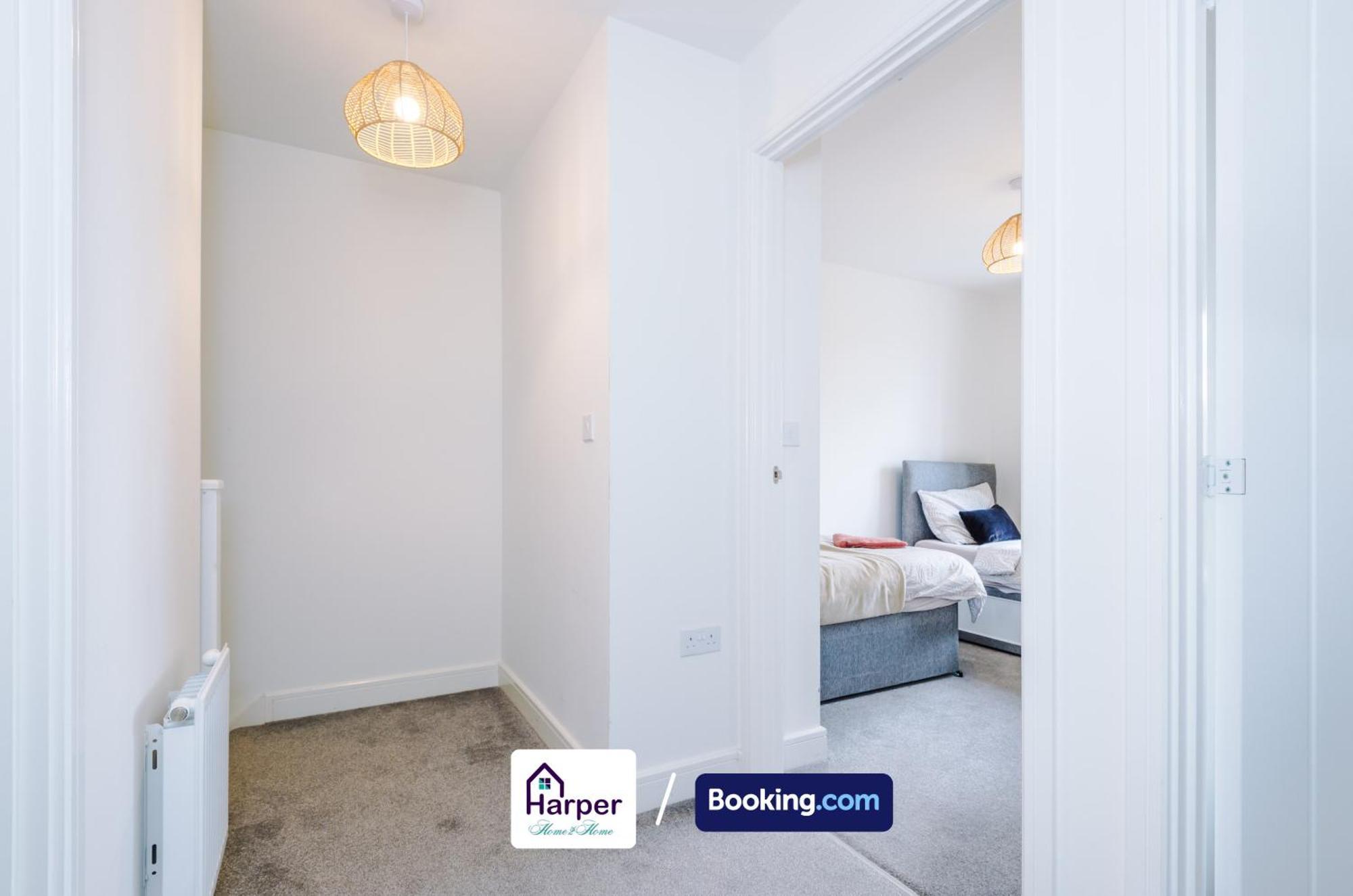 Prime Location 3 Storey By Harperletting Short Lets & Serviced Accommodation Chester With Driveway Long Or Short Stays Hough Green Exterior foto