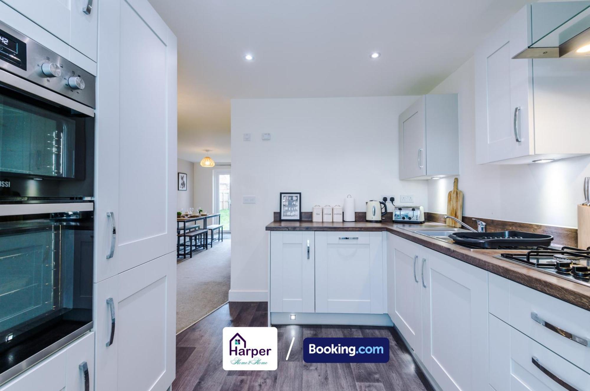 Prime Location 3 Storey By Harperletting Short Lets & Serviced Accommodation Chester With Driveway Long Or Short Stays Hough Green Exterior foto