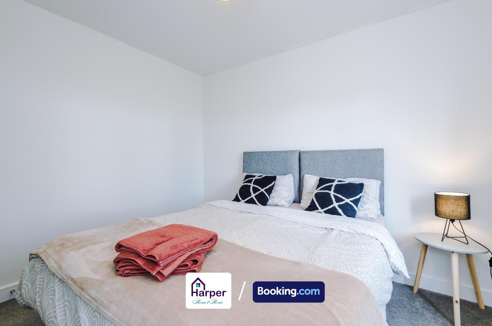 Prime Location 3 Storey By Harperletting Short Lets & Serviced Accommodation Chester With Driveway Long Or Short Stays Hough Green Exterior foto