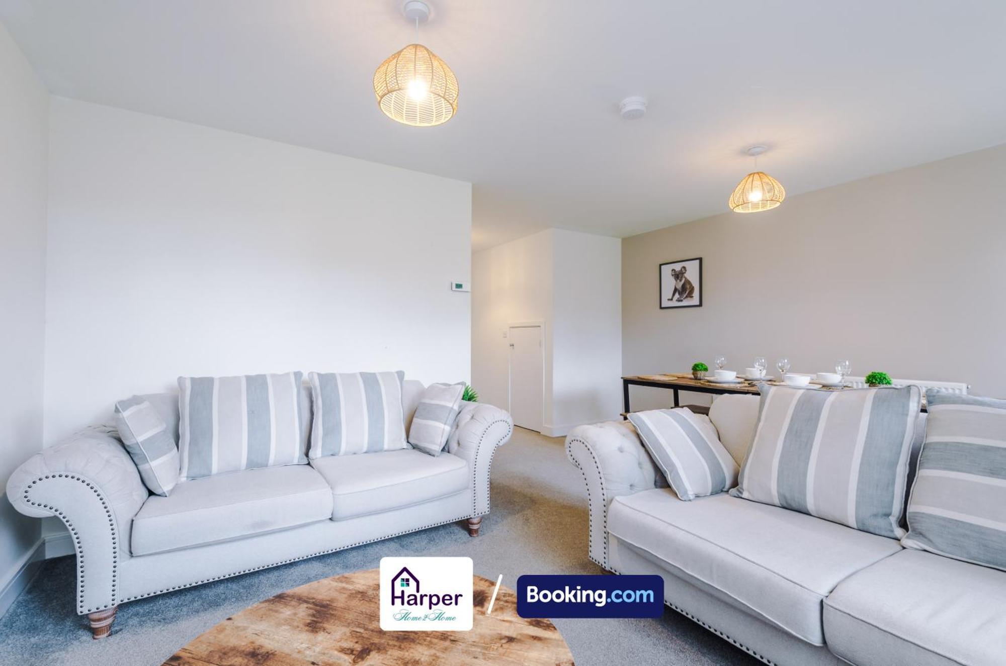 Prime Location 3 Storey By Harperletting Short Lets & Serviced Accommodation Chester With Driveway Long Or Short Stays Hough Green Exterior foto