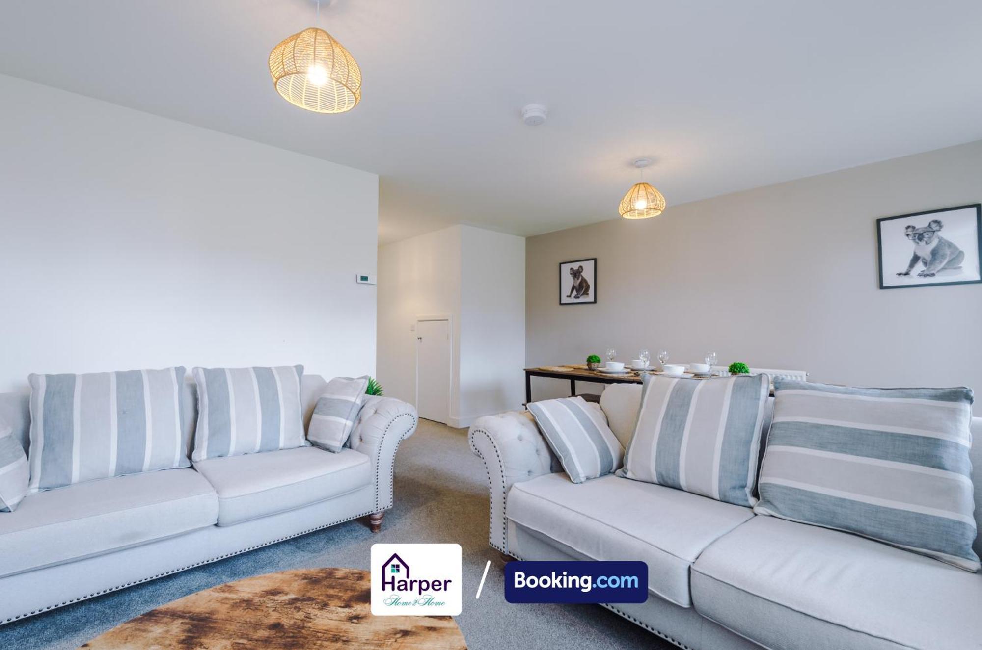 Prime Location 3 Storey By Harperletting Short Lets & Serviced Accommodation Chester With Driveway Long Or Short Stays Hough Green Exterior foto