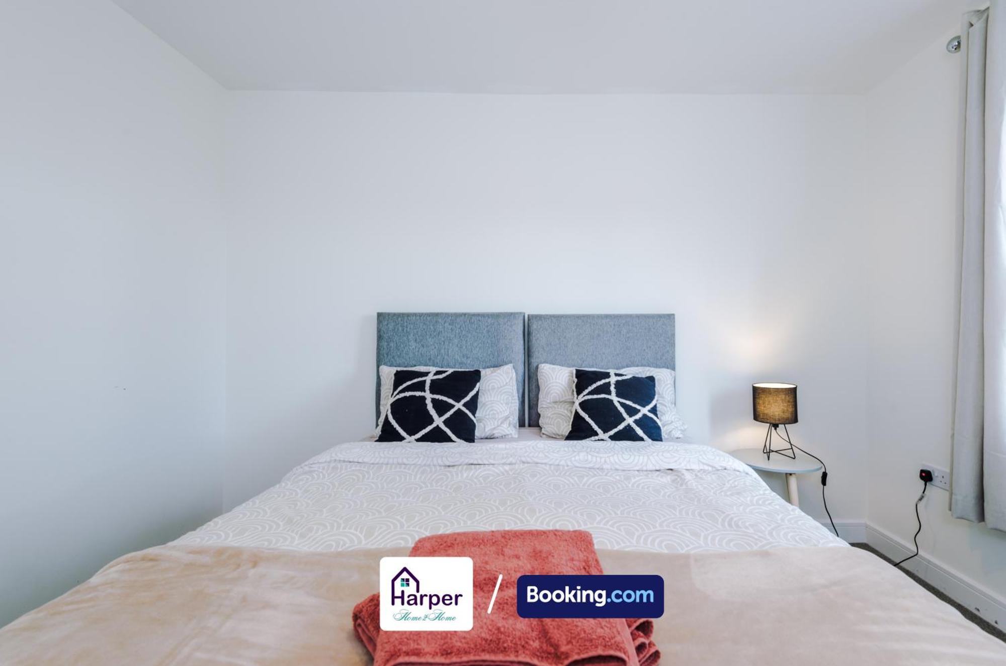 Prime Location 3 Storey By Harperletting Short Lets & Serviced Accommodation Chester With Driveway Long Or Short Stays Hough Green Exterior foto