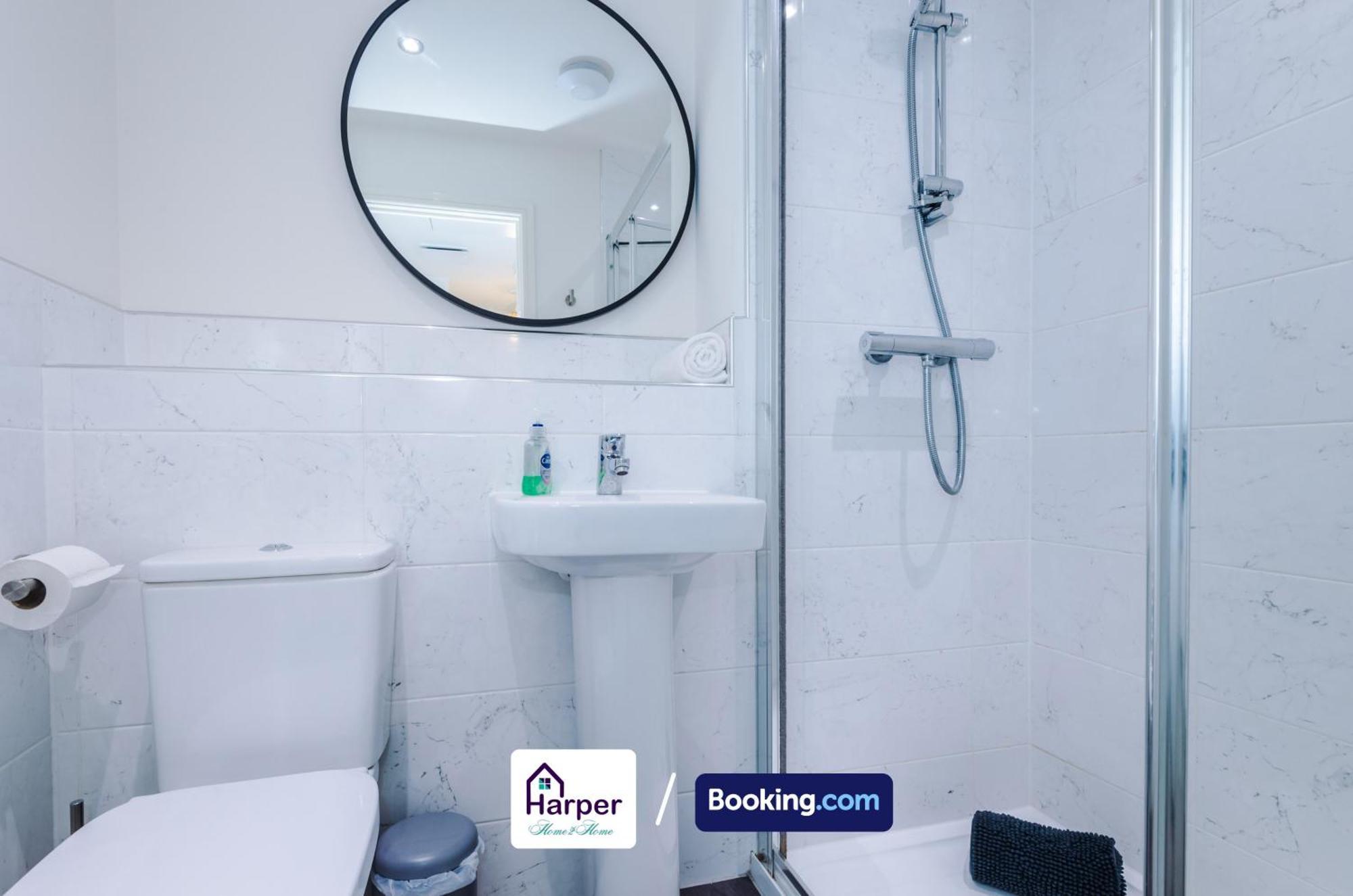 Prime Location 3 Storey By Harperletting Short Lets & Serviced Accommodation Chester With Driveway Long Or Short Stays Hough Green Exterior foto