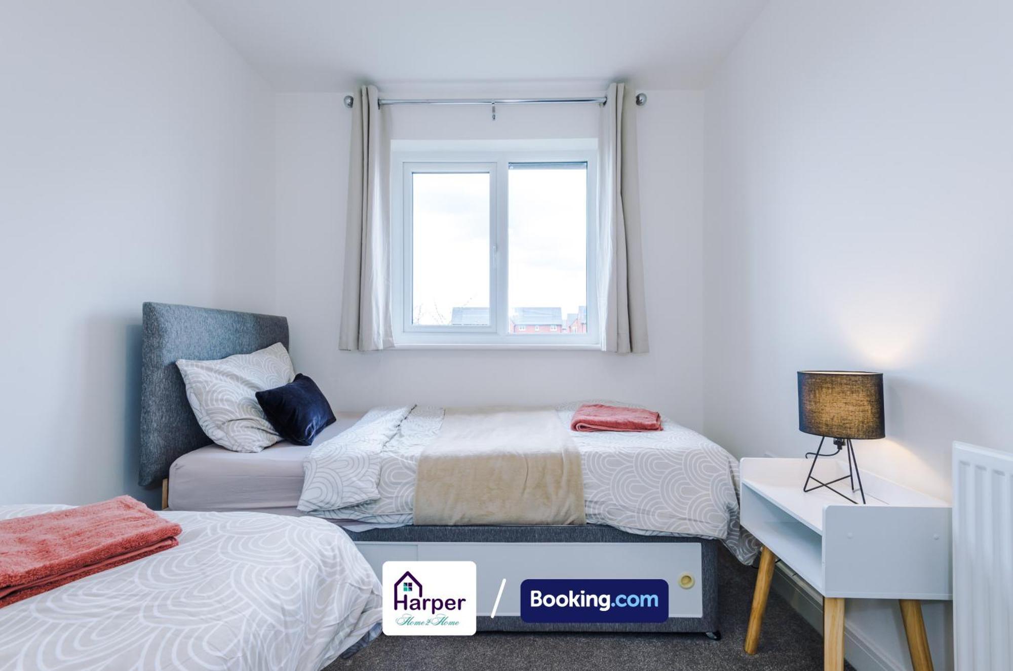Prime Location 3 Storey By Harperletting Short Lets & Serviced Accommodation Chester With Driveway Long Or Short Stays Hough Green Exterior foto