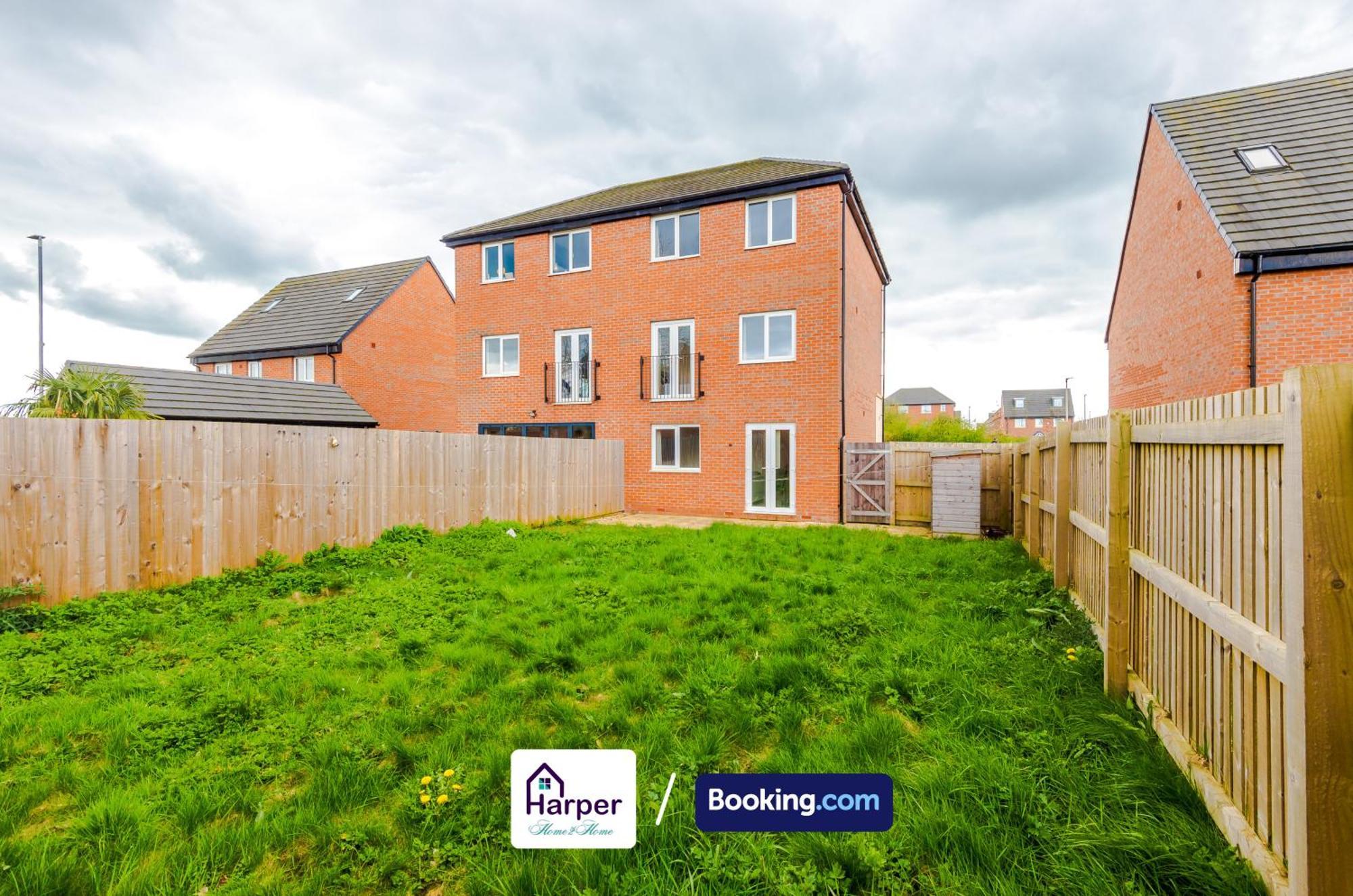 Prime Location 3 Storey By Harperletting Short Lets & Serviced Accommodation Chester With Driveway Long Or Short Stays Hough Green Exterior foto