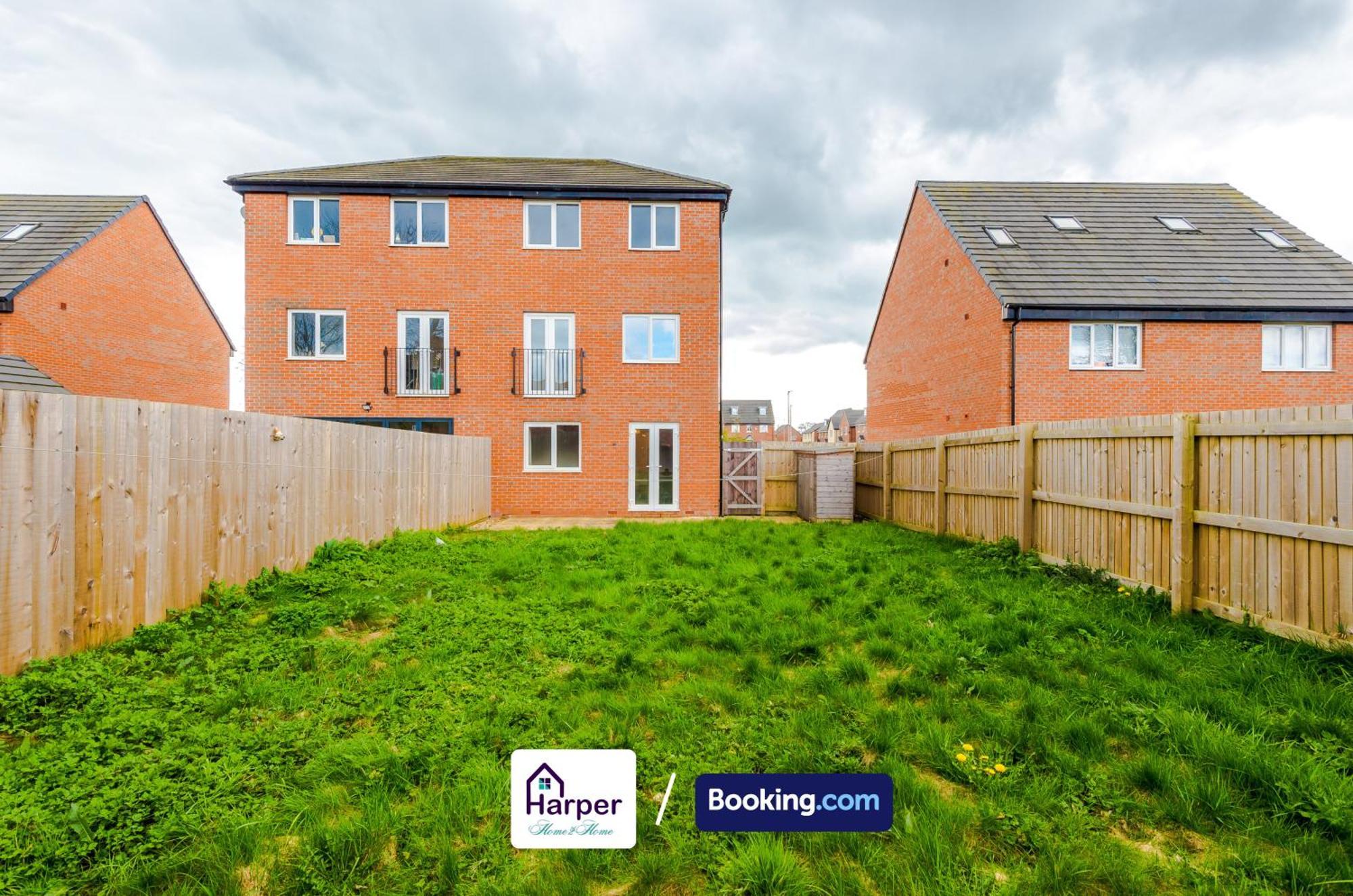 Prime Location 3 Storey By Harperletting Short Lets & Serviced Accommodation Chester With Driveway Long Or Short Stays Hough Green Exterior foto